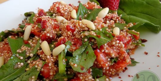Quinoasalat-Erdbeer-Rucola