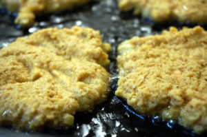 Linsenschnitzel werden gebraten